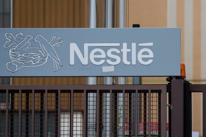 Archivo - FILED - 13 June 2018, Baden-Wuerttemberg, Ludwigsburg: Nestle logo can be seen on one of its facilities in Germany. Photo: Christoph Schmidt/Deutsche Presse-Agentur GmbH/dpa