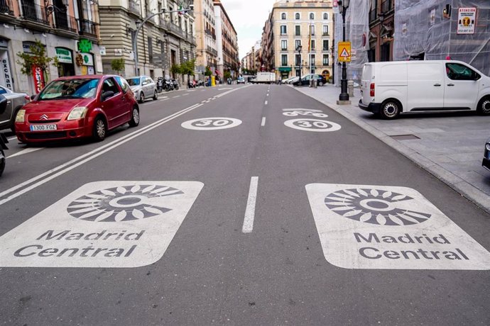 Archivo - Dos señales de Madrid Central en la carretera, a 11 de mayo de 2021, en Madrid (España). 