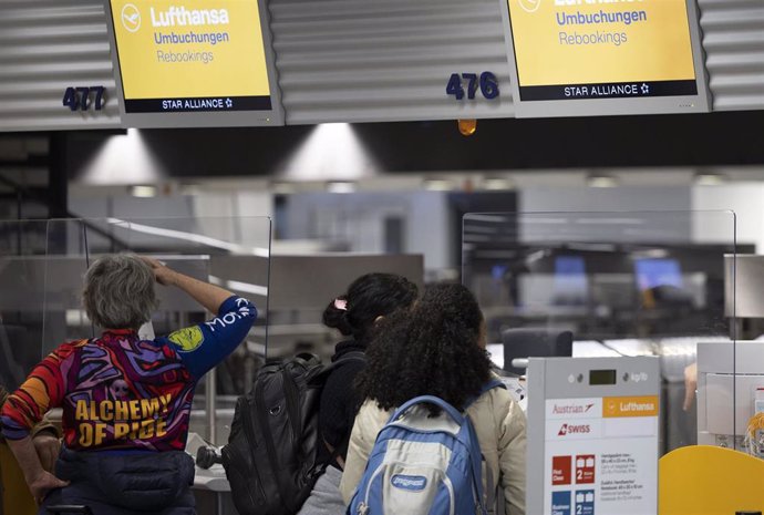 Pasajeros en los mostradores de Lufthansa en Frankfurt este jueves.