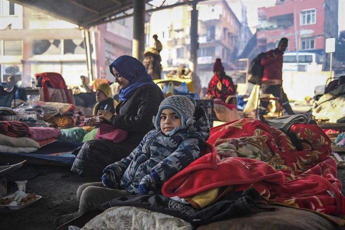 Un niño junto a su madre en unas instalaciones para acoger a las víctimas del terremo en Turquía.