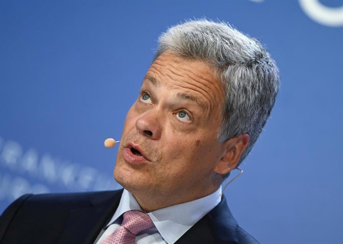 Archivo - FILED - 28 June 2021, Hessen, Frankfurt_Main: Manfred Knof, Chairman of the Board of Managing Directors of Commerzbank, speaks during the financial conference "Frankfurt Euro Finance Summit 2021" at the Frankfurt Hilton Hotel.Germany's Commerz