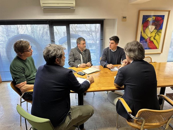 El portavoz del PSOE y candidato a la Alcaldía de Santander, Daniel Fernández, con representantes del Colegio de Arquitectos