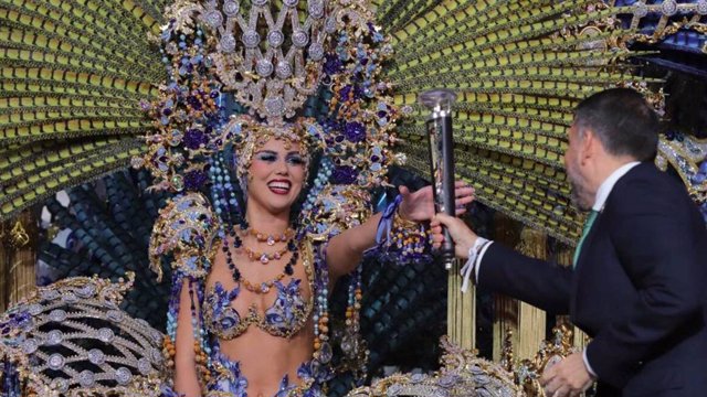 El alcalde de Santa Cruz de Tenerife, José Manuel Bermúdez, entrega a Adriana Peña el cetro tras ser elegida Reina del Carnaval 2023