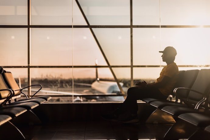 Pasajero esperando en un avión.