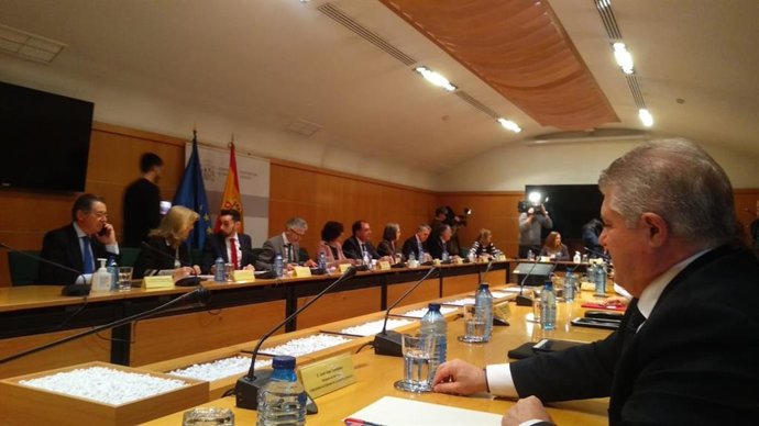 El delegado del Gobierno en la Región de Murcia, José Vélez, a la derecha, durante la reunión convocada por el ministro del Interior, Fernando Grande-Marlaska, para reforzar la coordinación en la ejecución de las políticas de Interior