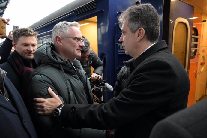 El ministro de Exteriores de Israel, Eli Cohen (d), es recibido por el embajador israelí en Ucrania, Michael Brodsky, a su llegada a Kiev
