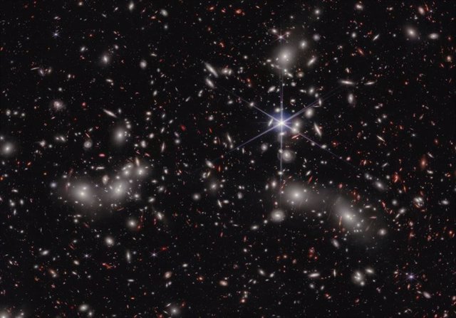Los astrónomos estiman que 50.000 fuentes de luz infrarroja cercana están representadas en esta imagen del telescopio espacial James Webb de la NASA.
