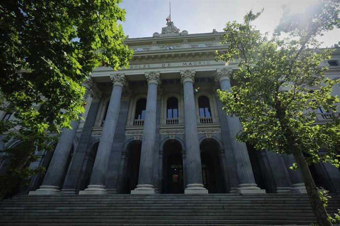 Archivo - Fachada del edificio de la Bolsa de Madrid en el día 79 del Estado de Alarma, en que el Ibex 35 ha iniciado la sesión de este lunes con una subida del 1,95%, lo que ha llevado al selectivo a situarse en los 7.234 enteros a las 9.01 horas, en u