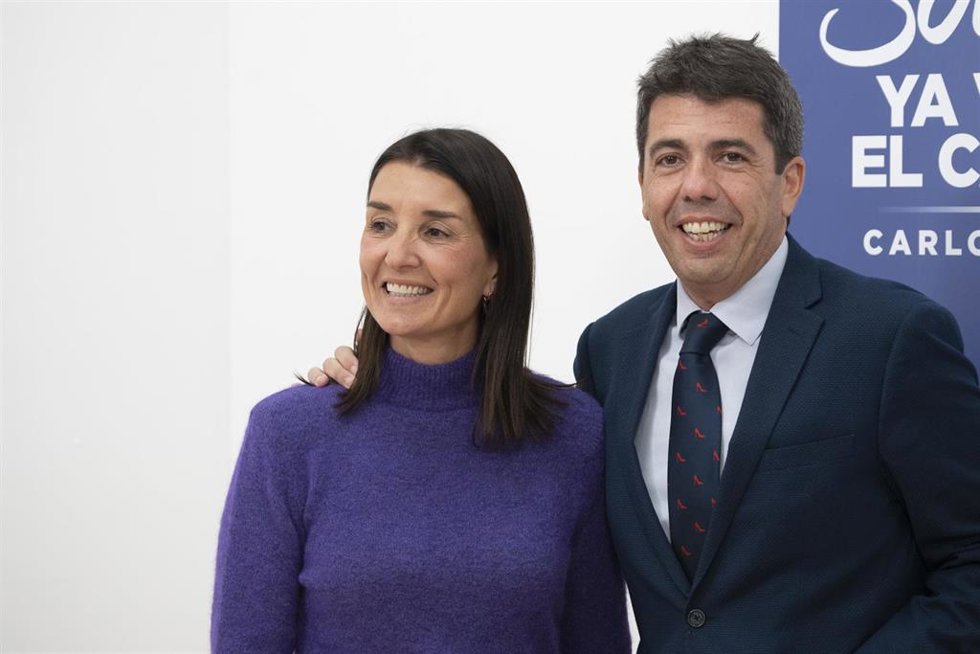 El presidente del PPCV, Carlos Mazón, y la síndica de Ciudadanos en Les Corts, Ruth Merino, posan en la sede del PP