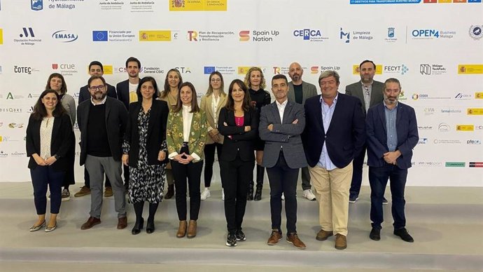 La directora general de Industria, Energía y Proyectos estratégicos S4, Uxue Itoiz; la directora general de Innovación, Agurtzane Martínez; y la directora general de CEIN, María Sanz de Galdeano, junto con participantes de la feria Transfiere