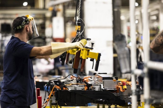 Archivo - Un empleado en la planta automovilística de Stellantis en Figueruelas (Zaragoza).