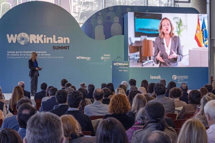 La vicepresidenta primera y ministra de Asuntos Económicos, Nadia Calviño, interviene por video en la pertura del congreso 'Workinlan Summit' en el Palacio Euskalduna de Bilbao