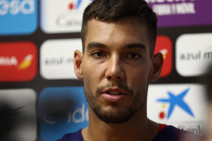 Archivo - El ala-pívot Willy Hernangómez atiende a los medios en una concentración de la selección española. 