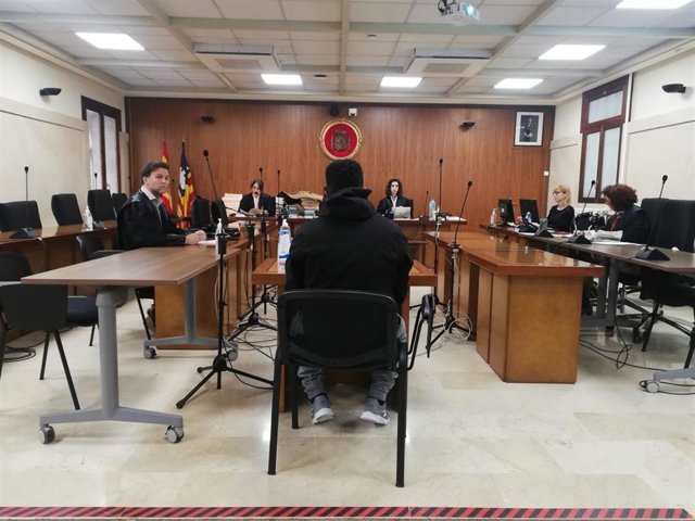 El autor de una violación en un polígono industrial de Palma en marzo de 2022, sentado para el juicio, en la Audiencia.