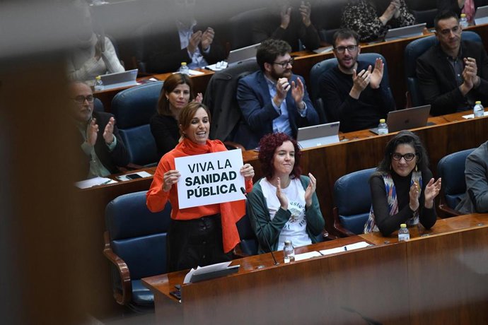 Mónica García en el Pleno de la Asamblea de Madrid con un cartel donde se lee 'Viva la Sanidad Pública'