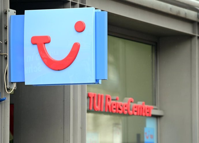 Archivo - The logo of tour operator TUI hangs in the city center next to the door to a TUI ReiseCenter. 