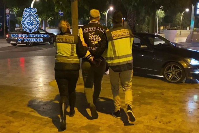 Imagen del detenido, custodiado por la Policía Nacional