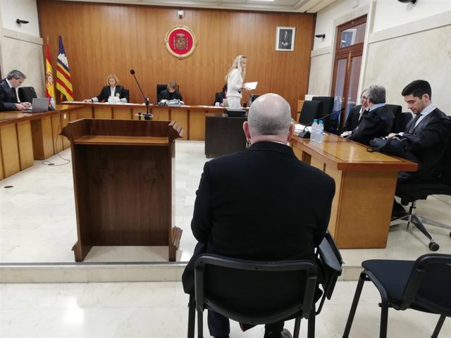 Archivo - El detective condenado por abusos a una estudiante de criminología, sentado para el juicio en la Audiencia el pasado enero.