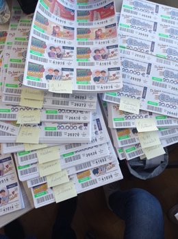 Boletos de lotería ilegal intervenida por la Policía Adscrita Autonómica en Sevilla.