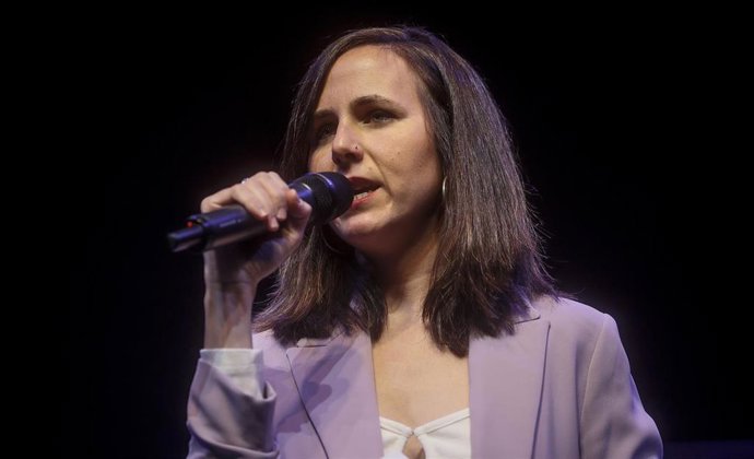 La secretaria general de Podemos y ministra de Derechos Sociales y Agenda 2030, Ione Belarra, participa en un acto de la ruta 'La fuerza que transforma', en el Teatre Micalet, a 11 de febrero de 2023, en Valencia, Comunidad de Valencia (España). 