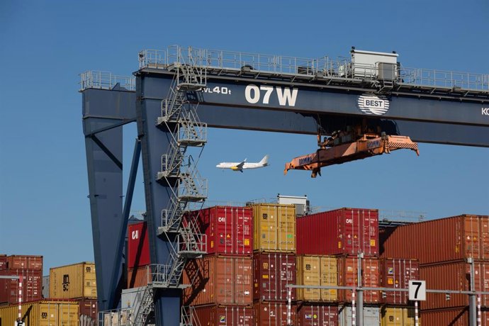 Archivo - Contenedores de mercancías en el Port de Barcelona