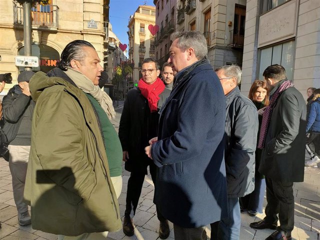 Juan Espadas, en primer plano a la derecha en la imagen, conversa con un comerciante de Granada en presencia del alcalde, Francisco Cuenca, y dirigentes socialistas