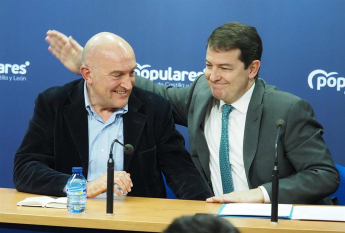 Archivo - Mañueco felicita a Carnero (i), en un momento de la rueda de prensa donde se ha anunciado su candidatura a la Alcaldía de Valladolid.