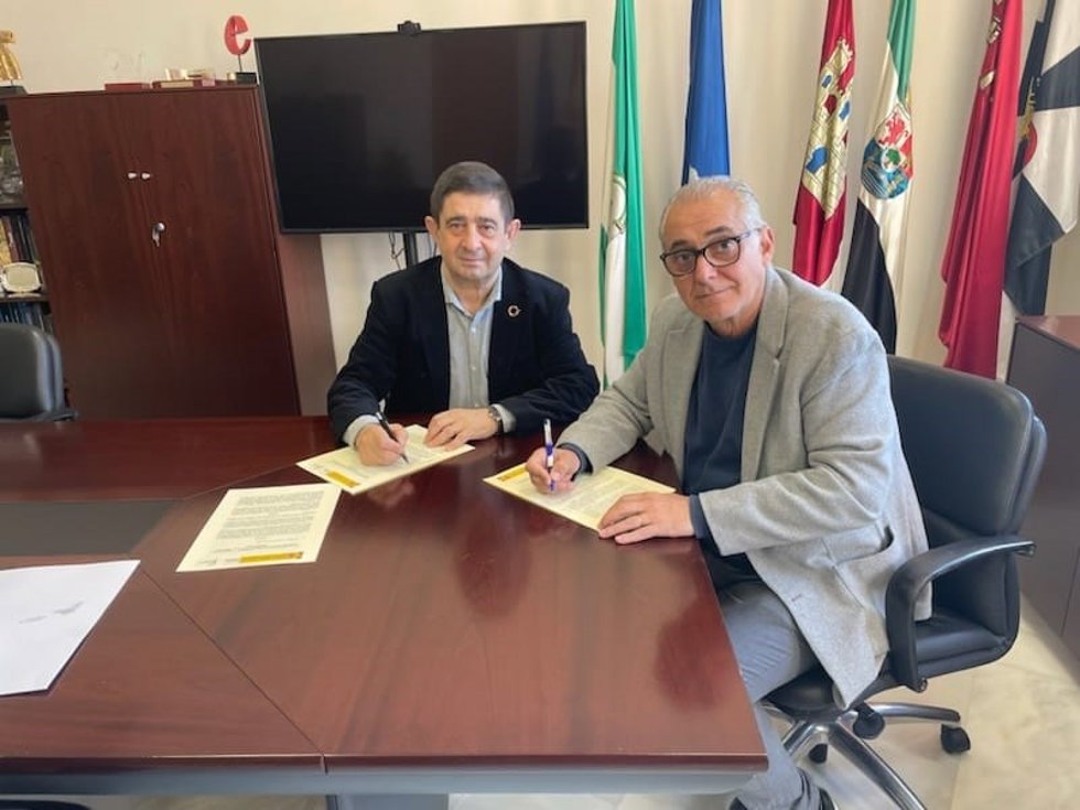 Firma del acta de cesión de la carretera.