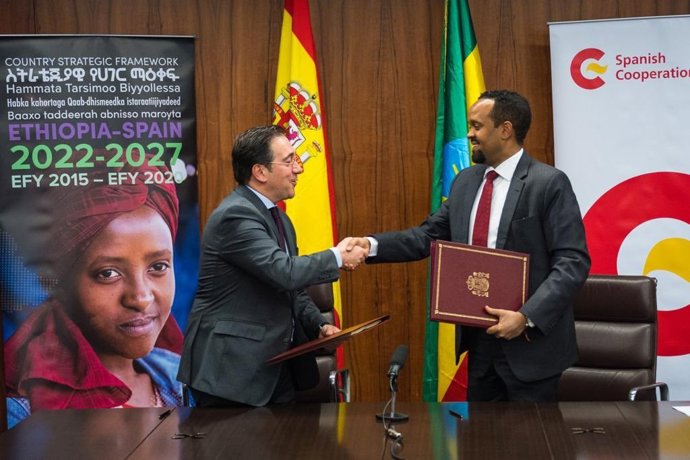 El ministro de Asuntos Exteriores, José Manuel Albares, firma el Marco de Asociación País con el ministro de Finanzas de Etiopía, Ahmed Shide