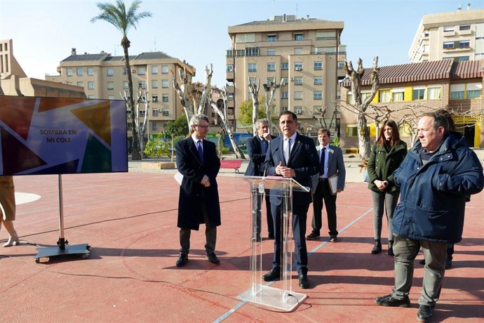 El alcalde de Murcia presenta el programa 'Sombra en mi cole'