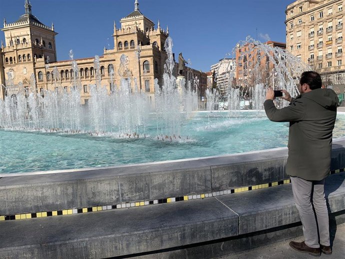 El alcalde de Valladolid, Óscar Puente, hace una foto con el móvil a la Plaza de Zorrilla el pasado 3 de febrero.