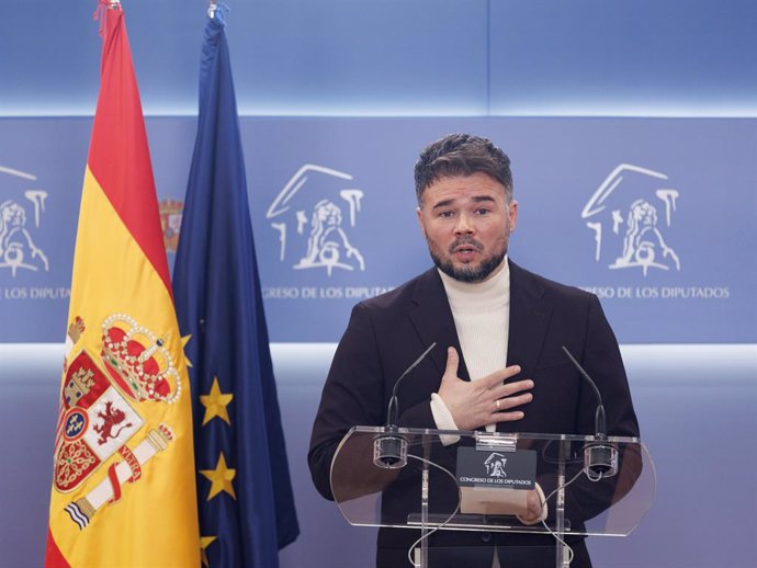 El portavoz de ERC en el Congreso, Gabriel Rufián, durante una rueda de prensa anterior a la reunión de la Junta de Portavoces, en el Congreso de los Diputados, a 14 de febrero de 2023, en Madrid (España).