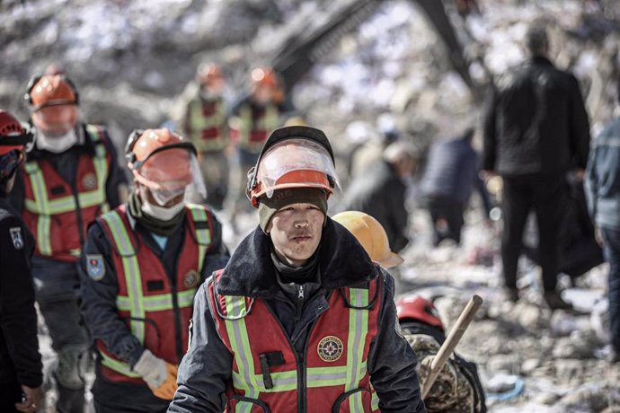 Miembros de los equipos de búsqueda y rescate de Turquía tras los terremotos del 6 de febrero en Kahramanmaras