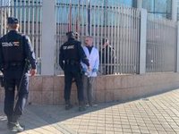 Un par de personas se encadenan en las puertas de la Asamblea para pedir un 25% más de inversión en Atención Primaria
