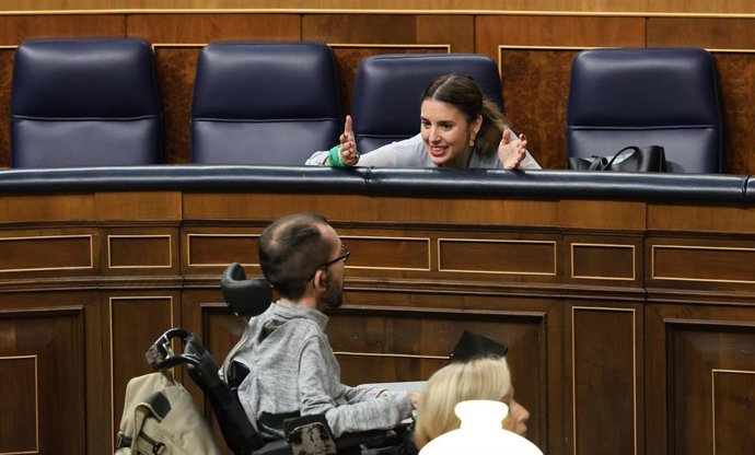 La ministra de Igualdad, Irene Montero, conversa con el portavoz de Unidas Podemos, Pablo Echenique, durante una sesión plenaria en el Congreso de los Diputados