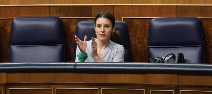 La ministra de Igualdad, Irene Montero, durante una sesión plenaria en el Congreso de los Diputados, a 16 de febrero de 2023, en Madrid (España). La Ley Trans y la del aborto, culminan su tramitación parlamentaria, con su aprobación definitiva por parte