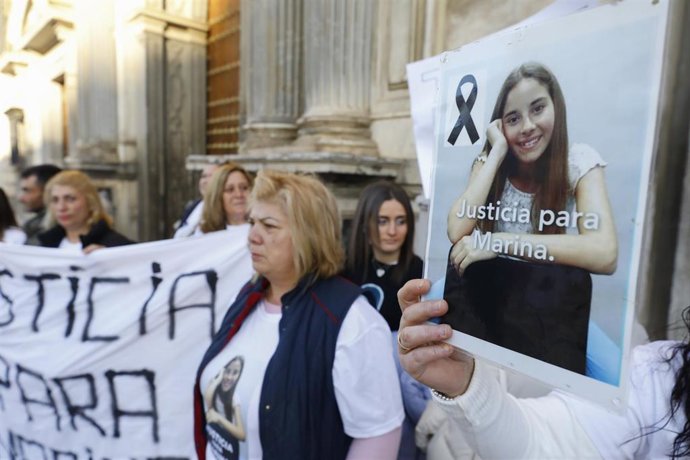 Familiares y amigas de Marina se manifiestan antes del inicio del juicio en Granada contra la asesina confesa de la joven. Archivo.