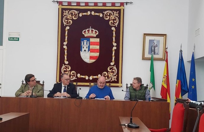 Entrega de la Diputación al Ayuntamiento de Posadas del acta para la construcción de un nuevo acceso al municipio desde la carretera A-431.