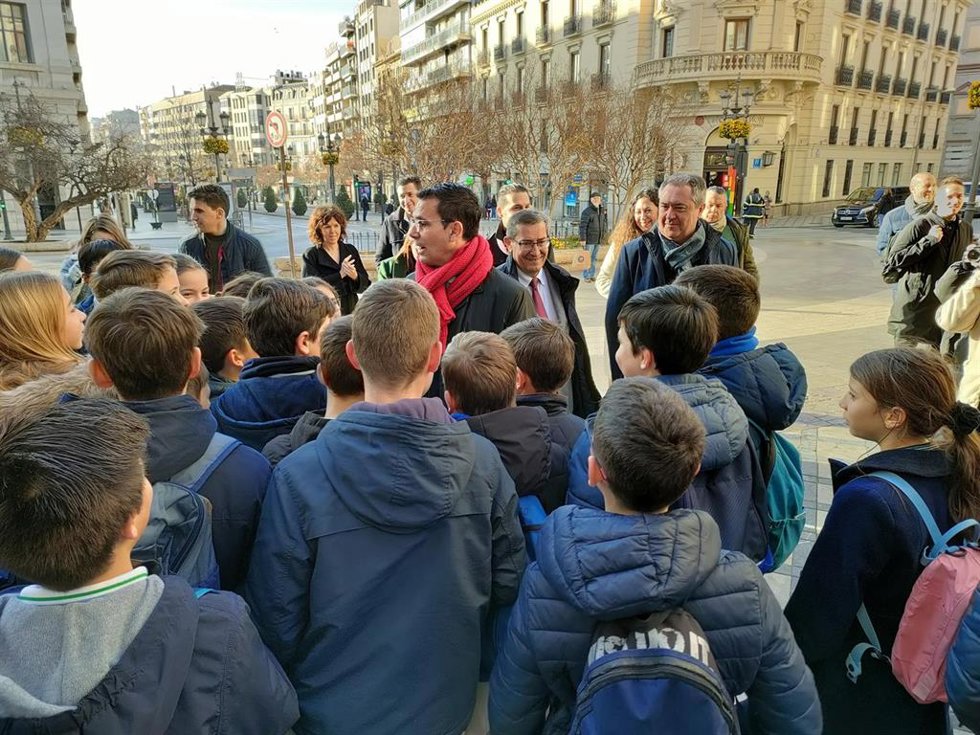 El alcalde de Granada, Francisco Cuenca, saluda a un grupo de escolares. A su derecha en la imagen, los secretarios generales del PSOE en Granada y Andalucía, José Entrena y Juan Espadas