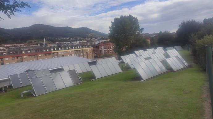 Archivo - Placas solares en Oviedo