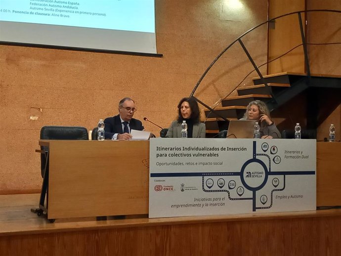 El delegado de Empleo, Antonio Augustín, durante la presentación de las jornadas organizadas por Autismo Sevilla 'Itinerarios Individualizados de Inserción para colectivos vulnerables. Oportunidades, retos e impacto social'.