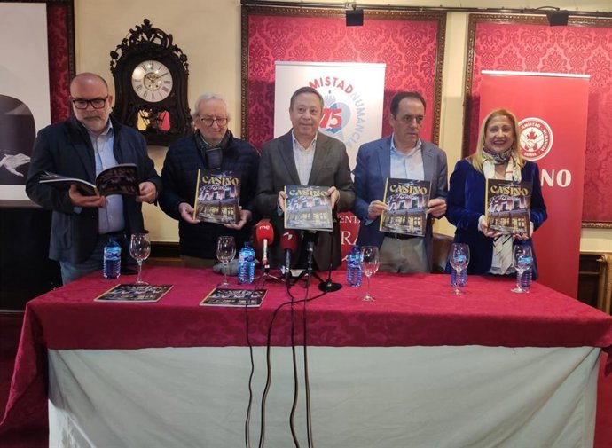 De izda a dcha, Latorre, Bárez, Sainz, Serrano y De Gregorio en la presentación de la revista del 175 aniversario del Casino de Soria.