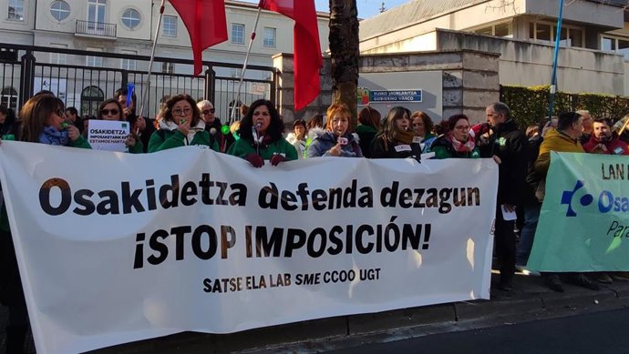 Concentración de sindicatos ante servicios centrales de Osakidetza