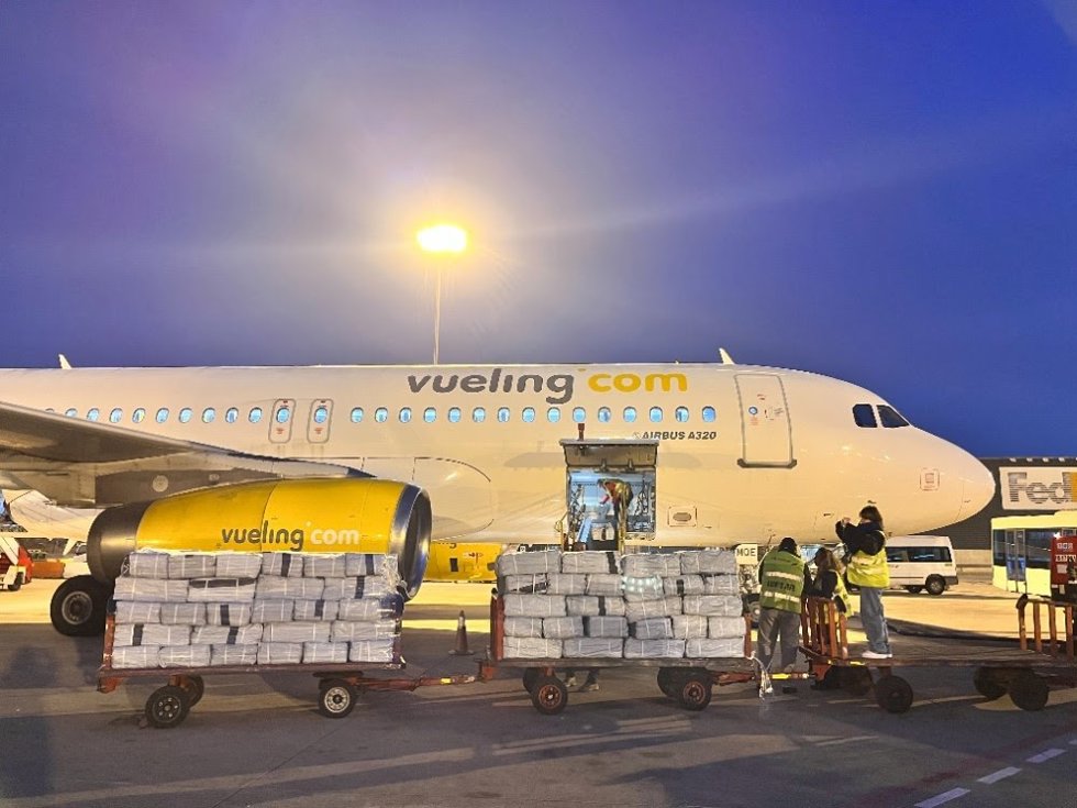 El avión de Vueling que ha salido este jueves a las 8.00 horas del Aeropuerto de Barcelona-El Prat para llevar más de 8.000 kilos de material humanitario a Turquía y Siria tras los terremotos