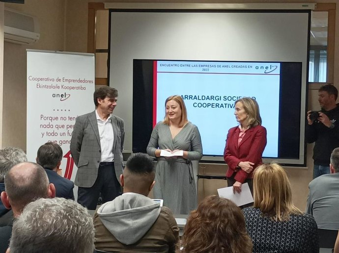 En el centro Miriam Martón, directora gerente del SNE, junto a Izaskun Goñi, directora general de Política Empresarial, Proyección Internacional y Trabajo; e Ignacio Ugalde, presidente de ANEL.