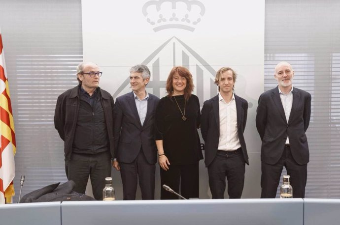 La tercera tinent d'alcalde, Laia Bonet, i el director de Barcelona Activa, Flix Ortega, al costat dels representants dels projectes seleccionats per crear hubs d'innovació a naus industrials.