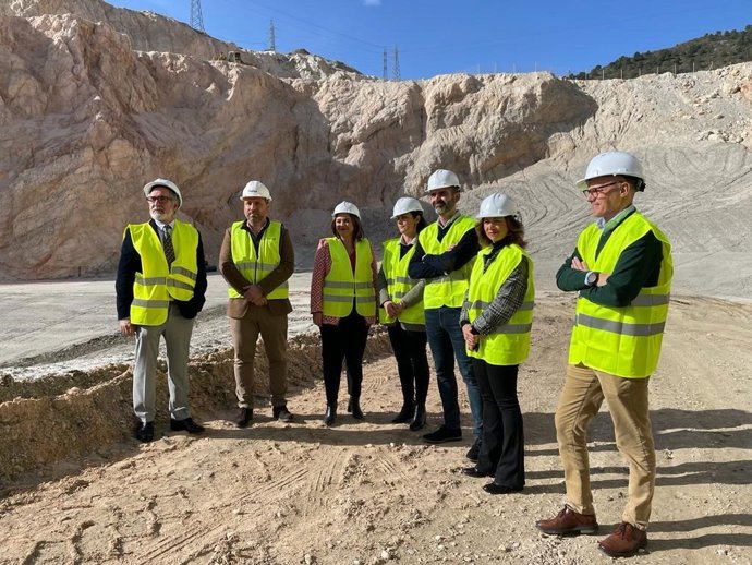 Visita del consejero Sostenibilidad al sellado del vertedero de Torremolinos.