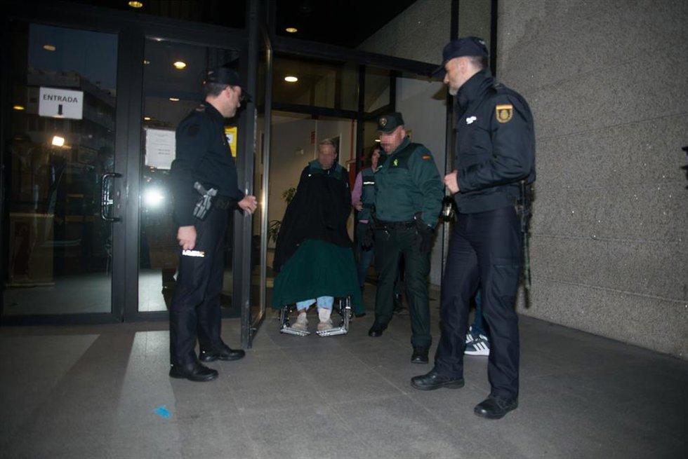Ángel R.D., presunto autor de la muerte de su exmujer Beatriz L.G., cuyo cadáver apareció en el acceso a su vivienda de Baiona el 5 de febrero de 2023, saliendo de los juzgados de Vigo.