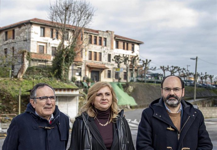 El secretario general del PSOE de Torrelavega, José Luis Urraca; junto a la portavoz parlamentaria y secretaria de Organización, Noelia Cobo; y a José Manuel Cruz Viadero, frente al cuartel de la Guardia Civil