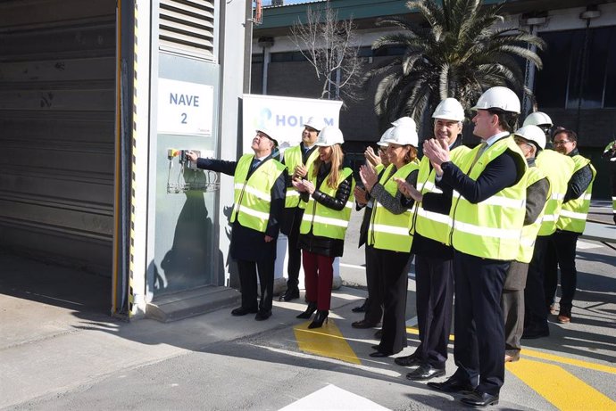 El presidente de C-LM, Emiliano García-Page, en las instalaciones de Holcim.